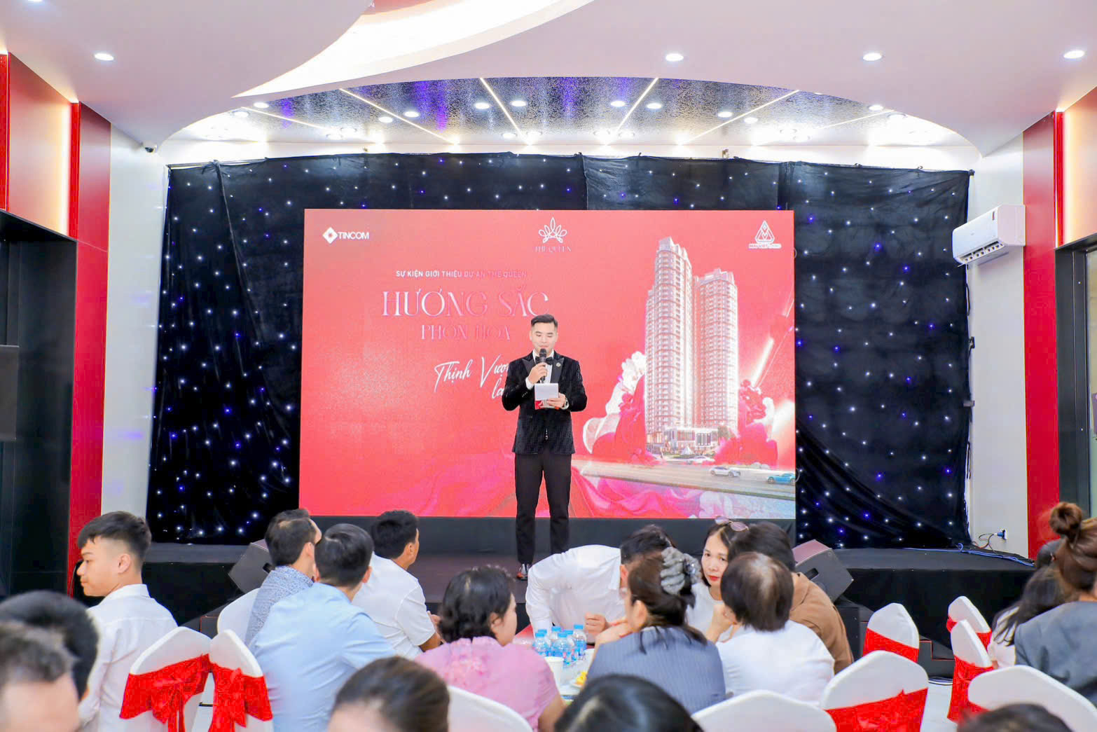 giới thiệu tổ chức tại Văn phòng bán hàng The Queen